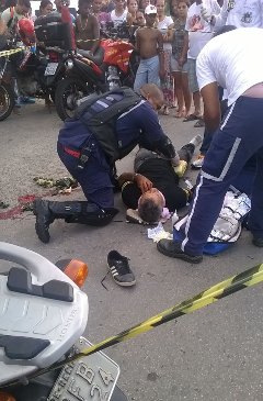 Motoqueiro recebeu primeiros socorros no local e foi hospitalizado. Foto: Esdras Moto Táxi/WhatsApp