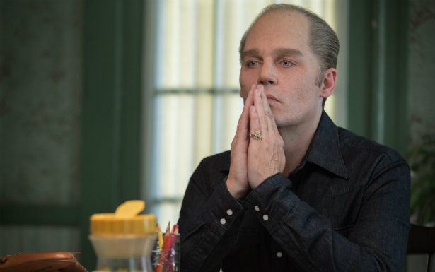 O ator Johnny Deep na pele do mafioso Whitey Bulger no filme Alian&ccedil;a do crime. Foto: Warner Bros. Pictures/Divulga&ccedil;&atilde;o/