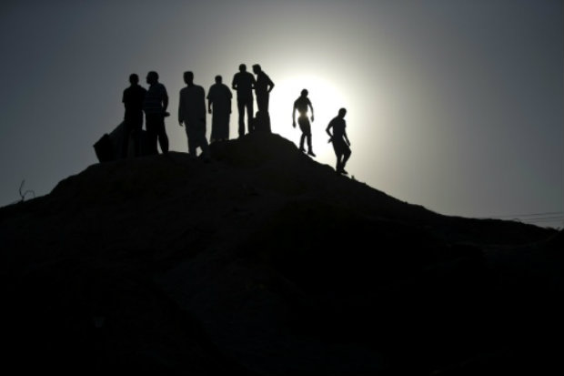 A silhueta de jovens palestinos &eacute; vista em Rafah, no dia 18 de setembro de 2015. (Foto: Mohammed Abed/AFP Photo)/