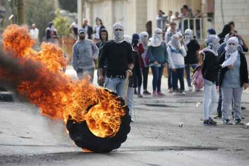 Palestinos lan&ccedil;am pedras contra for&ccedil;as israelenses na Cisjord&acirc;nia. Foto: Abbas Momani/AFP/
