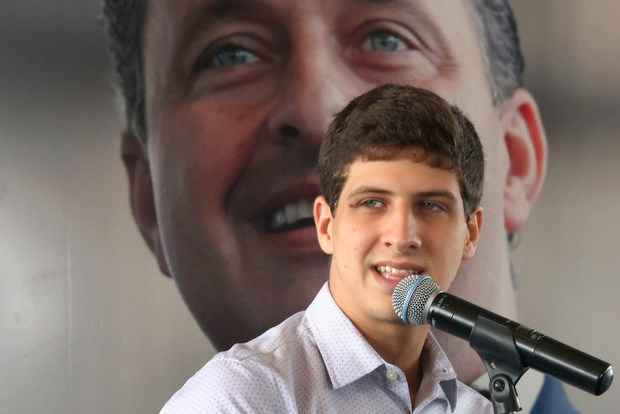 João Campos já é considerado o herdeiro político do pai, o ex-governador Eduardo Campos. Foto: Julio Jacobina/DP/D.A. Prees/ João Campos já é considerado o herdeiro político do pai, o ex-governador Eduardo Campos. Foto: Julio Jacobina/DP/D.A. Prees/