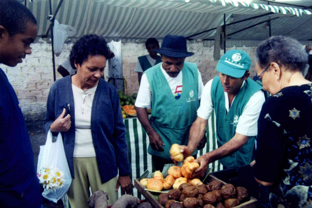 Foto de acervo mostra os primeiros anos da feira, que funciona no Recife desde 1997. Foto: Acervo do Centro Sabiá