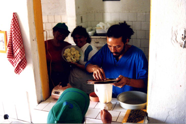 Agricultores passam por cursos de culinária nas associações, e aprimoram seus métodos de cultivo e venda.Foto: Acervo do Centro Sabiá