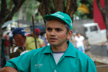 Adeildo Barbosa, 38, participa da feira há 11 anos e mudou seu modo de cultivo com intercâmbios e reuniões sobre agroecologia. Foto: Eduardo Amorim/Centro Sabiá/ Adeildo Barbosa, 38, participa da feira há 11 anos e mudou seu modo de cultivo com intercâmbios e reuniões sobre agroecologia. Foto: Eduardo Amorim/Centro Sabiá/