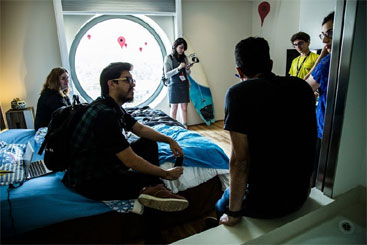 No quarto da casa, o Google Now organiza a sua vida antes mesmo de você levantar da cama. Foto: Google/Divulgação