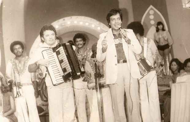 O artista come&ccedil;ou sua carreira no Recife em 1965, em um programa ao vivo de TV. Fez carreira no estado, no Rio e em S&atilde;o Paulo, onde chegou a trabalhar no programa Silvio Santos. Na foto, Nogueira apresentava programa na R&aacute;dio Clube/Reprodu&ccedil;&atilde;o/Facebook/TV Clube