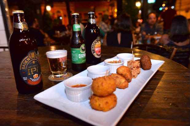 Entre as novidades estão os bolinhos crocantes que podem ser de Chambaril, Feijão branco com linguiça e Bobó de camarão todos acompanhados de um molho especial. Foto: Micheline Siqueira/Divulgacao/ Entre as novidades estão os bolinhos crocantes que podem ser de Chambaril, Feijão branco com linguiça e Bobó de camarão todos acompanhados de um molho especial. Foto: Micheline Siqueira/Divulgacao/