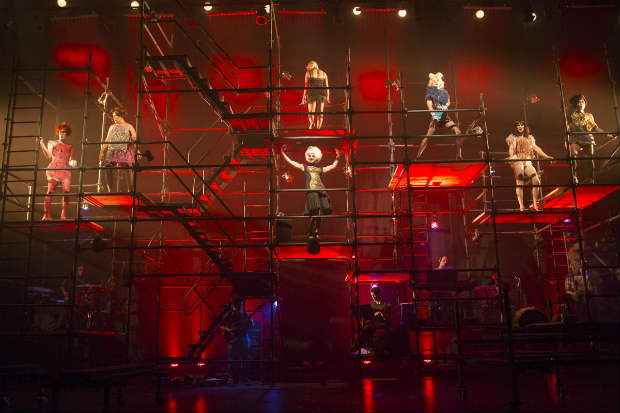 Em "&Oacute;pera do Malandro", os papeis foram trocados: os personagens femininos s&atilde;o feitos por homens. Cr&eacute;dito: Leo Aversa/Divulga&ccedil;&atilde;o./