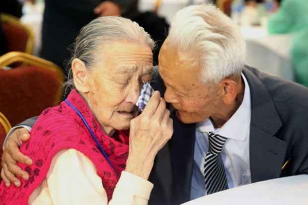 A  sul-coreana Kwon O-Hui (e) chora ao se despedir do parente do Norte Ri Han-Sik. Foto: KPPA/Pool/AFP/