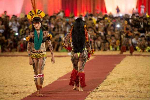 Um tapete vermelho foi colocado no meio da arena e os atletas se sentaram para prestigiar e torcer pelas representantes de suas aldeias. Foto: Marcelo Caramgo/Ag&ecirc;ncia Brasil/