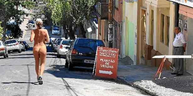 Em 2014, quatro pessoas foram clicadas em Porto Alegre (RS) correndo completamente nuas. Foto: Reprodução/Internet