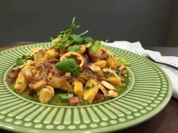 Massa leva jerimum, linguiça e castanha de caju. Foto: Elsinho Simões/Arquivo pessoal./