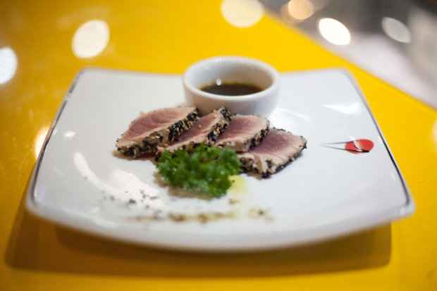 Atum Takaki leva crosta de gergelim e molho especial