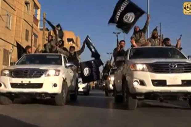 Jihadistas do Estado Islâmico na cidade síria de Raqa, em imagem de arquivo. Foto: Welayat Raqa/Reprodução de vídeo/AFP/ Jihadistas do Estado Islâmico na cidade síria de Raqa, em imagem de arquivo. Foto: Welayat Raqa/Reprodução de vídeo/AFP/