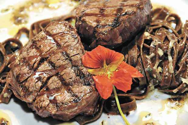 Fil&eacute; grelhado com talharim ao chimichurre de tomilho. Foto: Marcos Vieira/EM/DA Press/