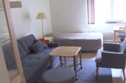 Cláudia Wallin/divulgação Apartamentos de deputados na Suécia, como os da foto, são simples, com menos de 50 metros quadrados, enquanto os do Brasil têm piso de porcelanato e banheira de hidromassagem. Medem cerca de 200 metros quadrados/ Cláudia Wallin/divulgação Apartamentos de deputados na Suécia, como os da foto, são simples, com menos de 50 metros quadrados, enquanto os do Brasil têm piso de porcelanato e banheira de hidromassagem. Medem cerca de 200 metros quadrados/