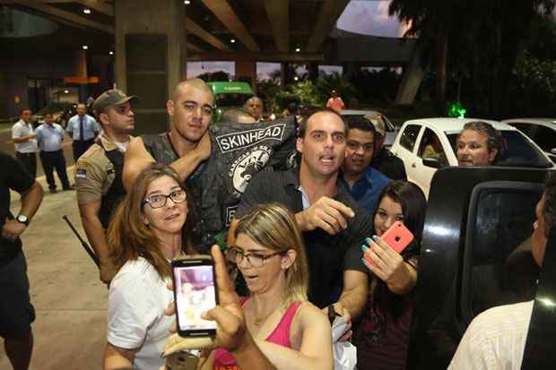 "Por que pode ser comunista e não pode ser nazista?", esbravejou um dos skinheads que estavam na recepção a Bolsonaro. Na foto, o filho do deputado, Eduardo. Foto: Hesíodo Góes/Esp DP/D.A Press