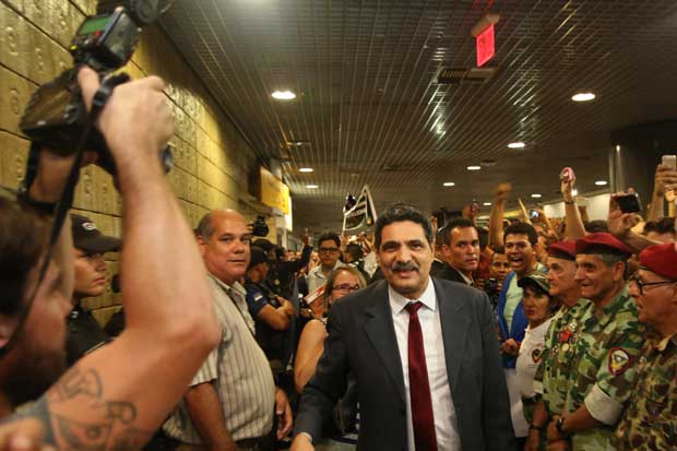 Vários políticos vieram de Brasília no mesmo voo do parlamentar. Alguns foram vaiados pelos fãs de Bolsonaro, como foi o caso do ex-prefeito do Recife João Paulo. Foto: Hesíodo Góes/DP/D.A Press