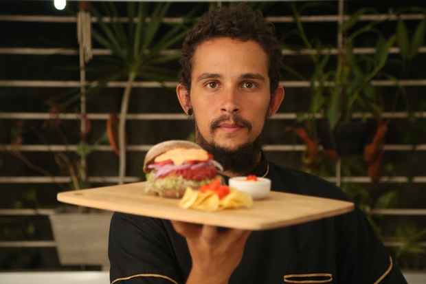 Chef Luiz Figueredo tem um projeto itinerante, inclusive, com menu vegetariano. Foto: Hesíodo Goes/Esp. DP/D.A Press