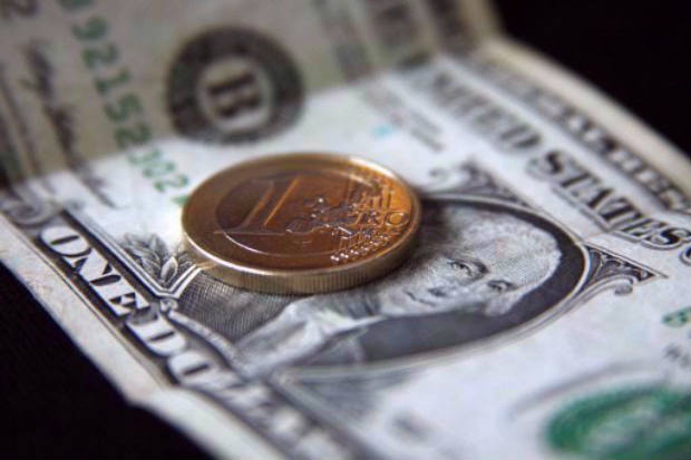 O euro caiu a seu nível mais baixo em relação ao dólar, reagindo à informação da criação de empregos nos Estados Unidos, o que aumenta a possibilidade de uma alta das taxas de juros na maior economia mundial. Foto: AFP Joel Saget