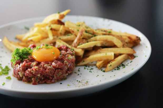 Macio e saboroso Steak tartare ainda sofre com  desconfian&ccedil;a por parte dos recifenses. Fotos: Brenda Alcantara/Esp.DP/D.A Press/