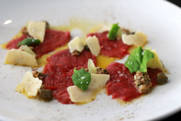 Carpaccio é um dos poucos pratos que tem conquistado quem se arrisca pela carne crua