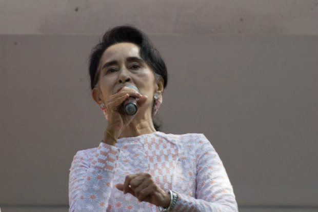 "Acho que o povo j&aacute; tem uma ideia dos resultados, mas ainda n&atilde;o quero dizer nada", declarou Aung San Suu Kyi em uma breve apari&ccedil;&atilde;o na janela da sede de seu partido. Foto: AFP Ye Aung Thu/