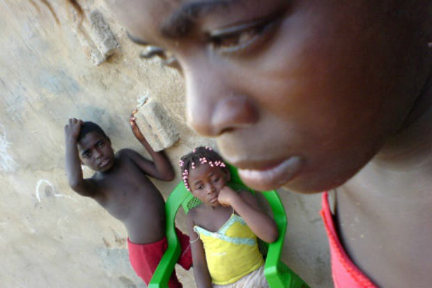 Crianças de rua angolanas são vistas em Luanda, mas o governo está lotando os orfanatos para esconder miséria nas comemorações da independência de Angola. Foto: AFP/Arquivos Alexander Joe/