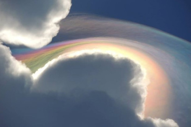 A  nuvem iridescente ocorre quando a luz contorna um obst&aacute;culo, no caso a nuvem, e acaba se separando em diversas cores. Foto: Facebook/Reprodu&ccedil;&atilde;o/