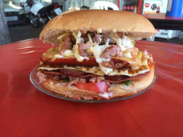 O cardápio tem opções tão grandes quanto à %u201Clarica%u201D do freguês, a exemplo do X-Tudo do Fofão Burguer. Foto: Thais Caroline Mendonca/Esp.DP/D/ O cardápio tem opções tão grandes quanto à %u201Clarica%u201D do freguês, a exemplo do X-Tudo do Fofão Burguer. Foto: Thais Caroline Mendonca/Esp.DP/D/