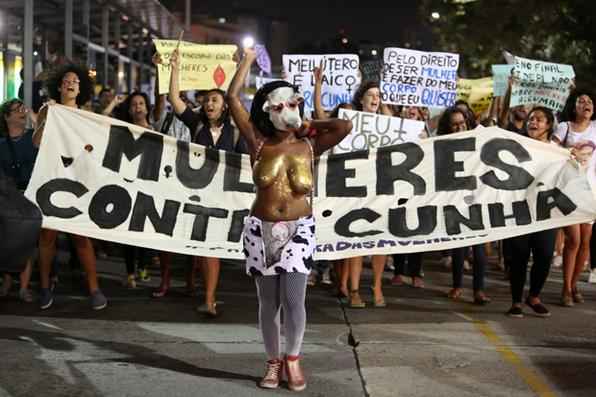 Com mulheres na linha de frente, as manifestantes, que se concentravam desde às 16h, saíram às 18h da praça em direção à Avenida Conde da Boa Vista. Foto: Hesíodo Goes/Esp. DP./D.A Press/ Com mulheres na linha de frente, as manifestantes, que se concentravam desde às 16h, saíram às 18h da praça em direção à Avenida Conde da Boa Vista. Foto: Hesíodo Goes/Esp. DP./D.A Press/