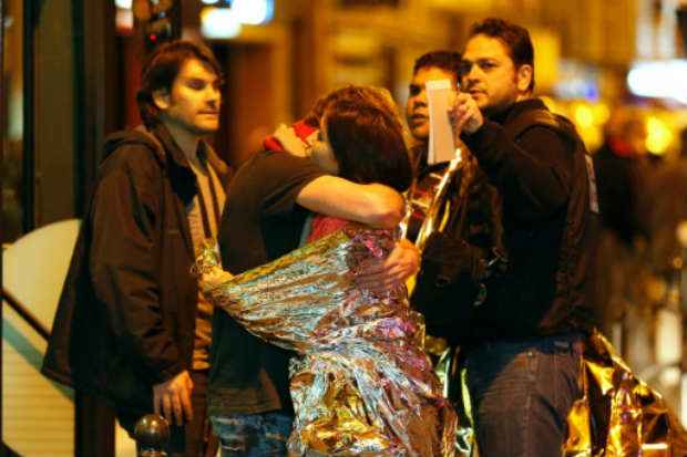 Pessoas são removidas após o ataque à casa de shows Bataclan, em Paris, após ataques terroristas. Foto: AFP Francois Guillot/