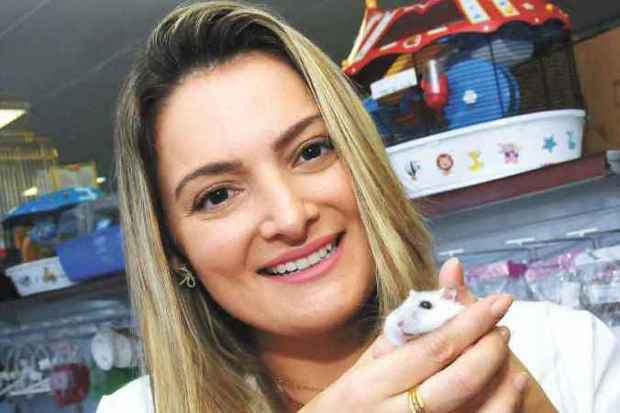 A veterinária Marcela Ortiz apresenta um hamster anão russo (foto: Euler Júnior/EM/D.A Press)