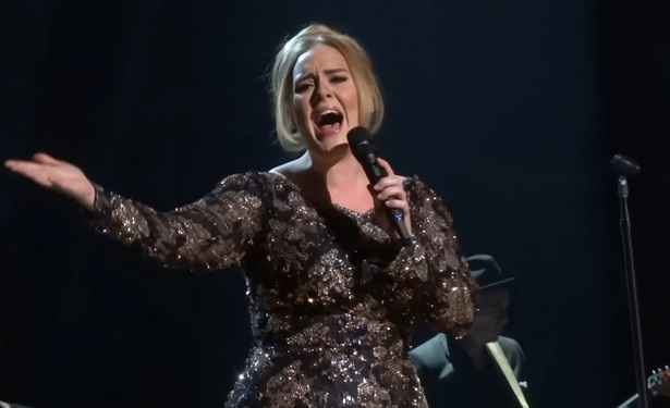 Adele durante apresenta&ccedil;&atilde;o no Radio City Music Hall. Foto: YouTube/Reprodu&ccedil;&atilde;o/