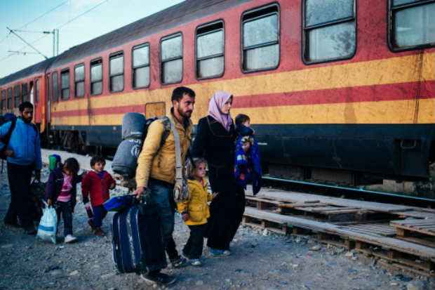 Família de migrantes embarca na Macedônia com destino à Sérvia, que tem filtrado a passagem de refugiados. Foto: AFP Dimitar Dilkoff/ Família de migrantes embarca na Macedônia com destino à Sérvia, que tem filtrado a passagem de refugiados. Foto: AFP Dimitar Dilkoff/