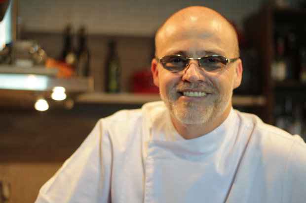 Chef Duca Lapenda apresenta sua food bike Lanche de Luxo, oferecendo o Porco no p&atilde;o. Foto: Nossa/Comunica&ccedil;&atilde;o/