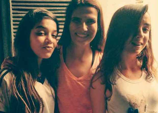 A professora Janice Schuab (centro) com as adolescentes Jessica e Lara: tudo na paz. (Foto: Facebook/Reprodução/Facebook)