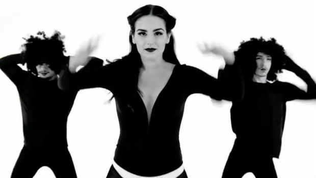 Kéfera e os "dançarinos" atrapalhados. Foto: Reprodução/YouTube/ Kéfera e os "dançarinos" atrapalhados. Foto: Reprodução/YouTube/