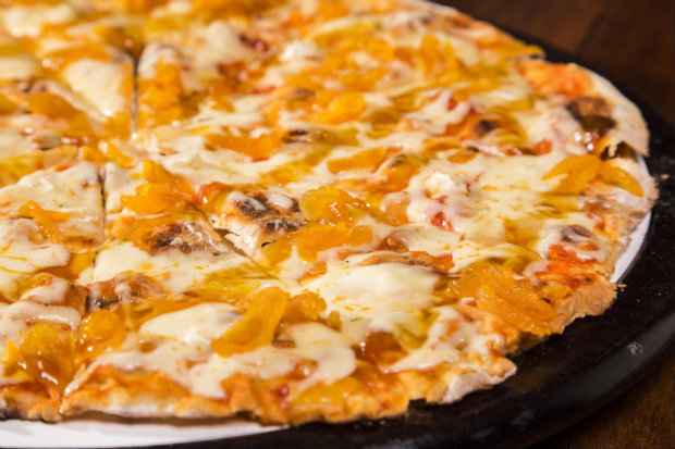 Pizza de damasco com queijo brie é uma das pedidas certas. Fotos: Paulo Romão/divulgação/