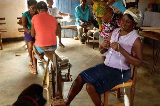 Fiandeiras e artesãs de Córrego do Rocha, em Chapada do Norte, cantam durante o trabalho (foto: Fotos: Elizabeth Colares/EM/D.A Press)