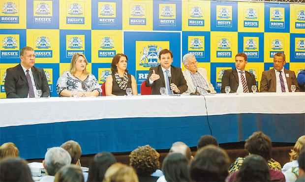 O an&uacute;ncio dos programas foi feito, ontem, pelo prefeito Geraldo Julio e pela secret&aacute;ria da pasta, Aline Mariano. Foto: PCR/Divulga&ccedil;&atilde;o/Foto: PCR/Divulga&ccedil;&atilde;o
