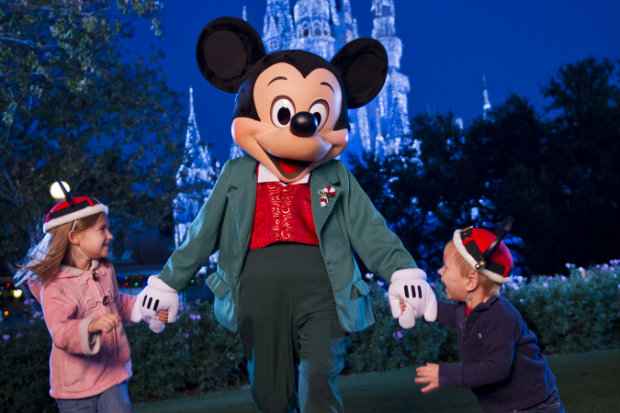 Mickey recepciona visitantes de todas as idades nos parques do complexo da Flórida. Fotos: Walt Disney Company/Divulgação/
