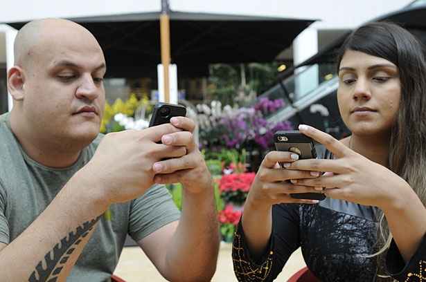 Lucas Costa, 28 anos, professor de muai-thai, precisa carregar o celular várias vezes ao dia para garantir que não vai perder nada. Foto: Zuleika de Souza/CB/DA Press/ Lucas Costa, 28 anos, professor de muai-thai, precisa carregar o celular várias vezes ao dia para garantir que não vai perder nada. Foto: Zuleika de Souza/CB/DA Press/