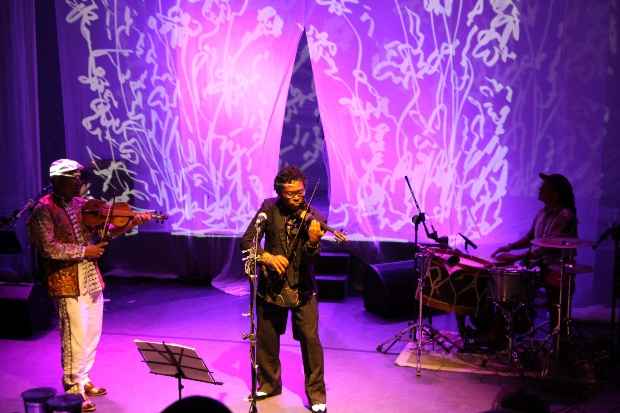 Rabeca e violino se unem no palco do Santa Isabel. Foto: Leto Carvalho/Divulga&ccedil;&atilde;o/