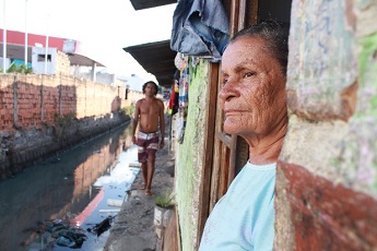 Maria José é moradora antiga da comunidade, onde comprou um barraco. Teve sete filhos, hoje adultos, e espera a finalização do conjunto. Foto: Brenda Alcantara/Esp. DP 