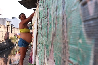 Moradores têm que caminhar por uma minúscula calçada e não são raras as quedas no canal. Há ainda grande proliferação de mosquitos e insetos. Foto: Brenda Alcantara/Esp. DP 