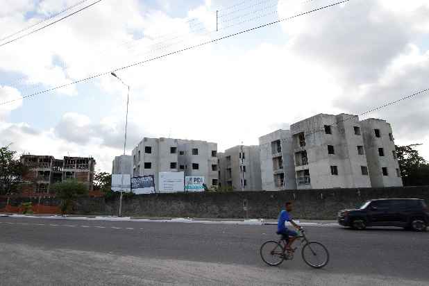 Habitacional na Avenida Maurício de Nassau está inacabado. Contrato foi assinado em 2009 e em 2012 foi publicado no Diário Oficial da União prazo de seis meses para finalização. Foto: Brenda Alcantara/Esp. DP 