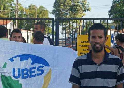 Flávio não aceita fechamento do colégio