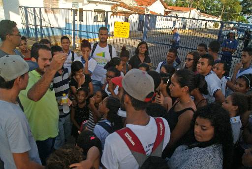 Ativista do movimento #Resiste Santo Amaro explicando que não vai desistir até a permanência da escola em 2016