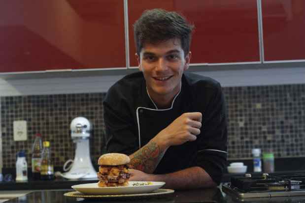 Chef dá dicas de como fazer um de seus pratos favoritos o Humilde amigo Burguer. Fotos: Rodrigo Silva/Esp.DP/D.A Press.